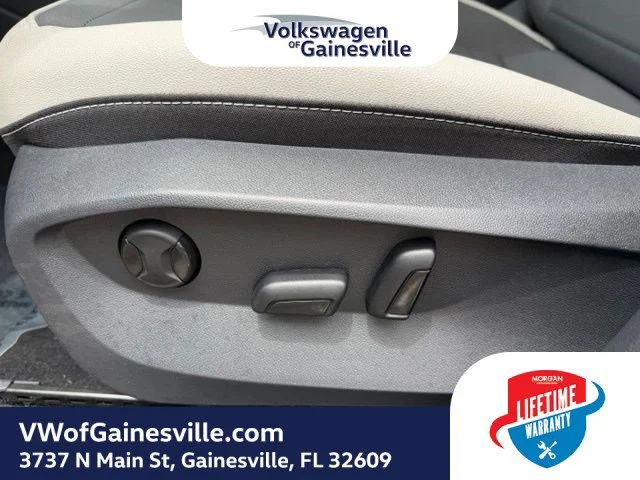 Certified Used 2025 Pyrite Silver Metallic Volkswagen SE image 17
