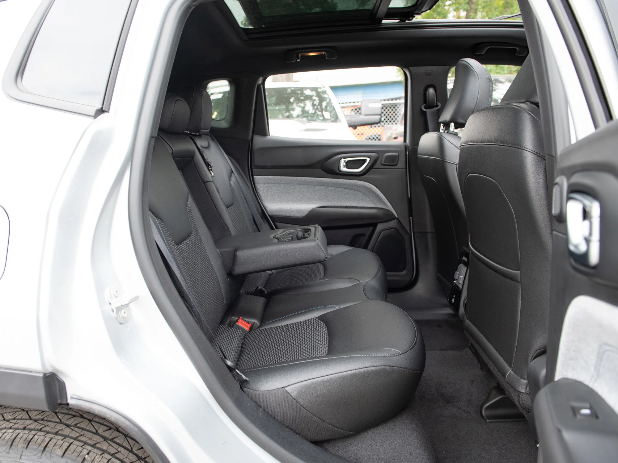 New 2025 Silver Jeep North* 4x4, Pano Sunroof, Heated Seats/Wheel, 360 Camera image 23