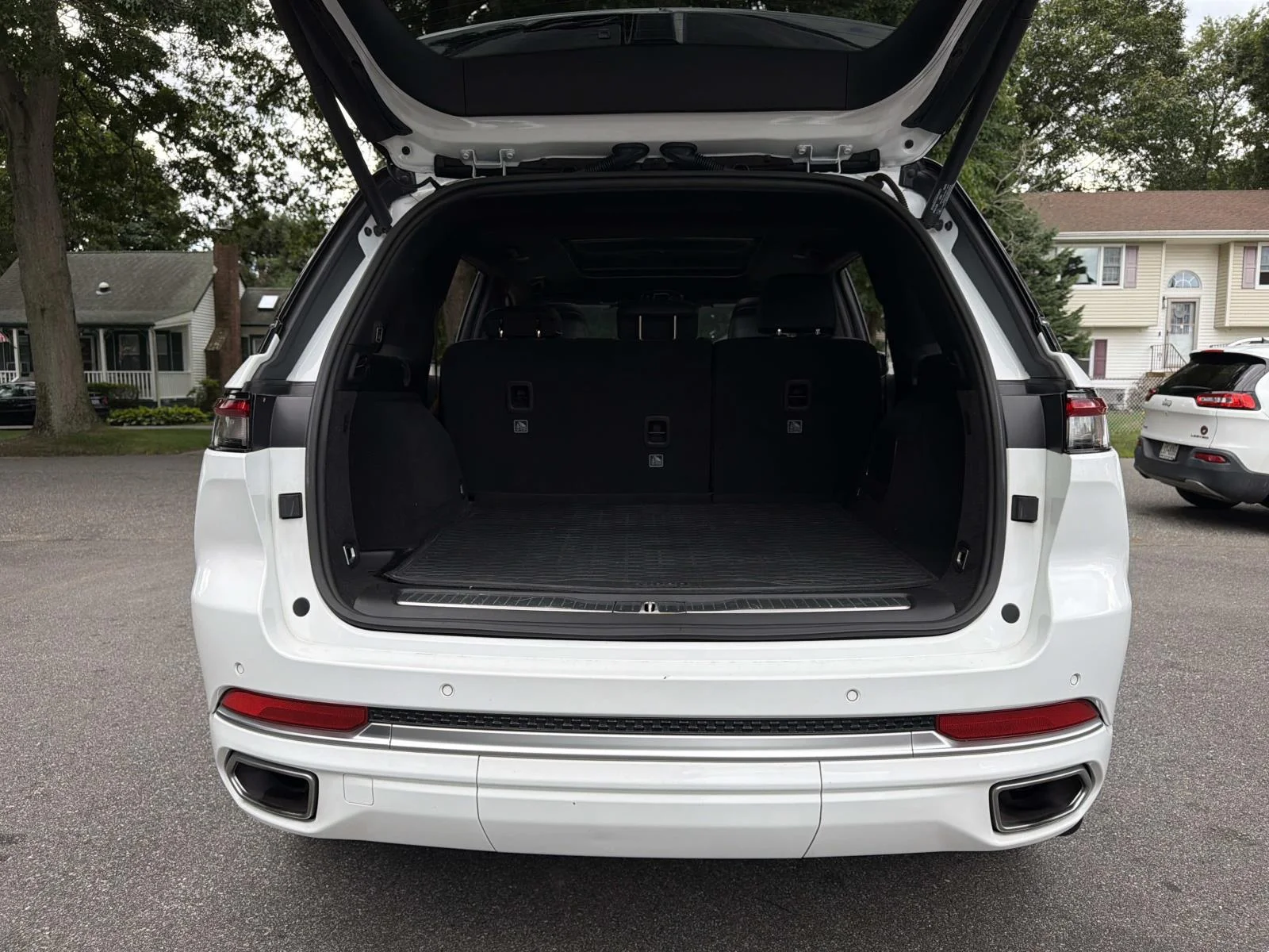 Used 2023 White Jeep Summit Reserve image 11