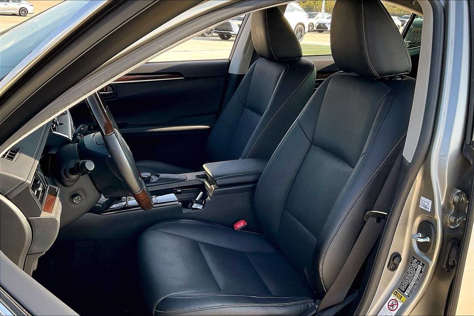 Used 2015 Atomic Silver Lexus  image 7