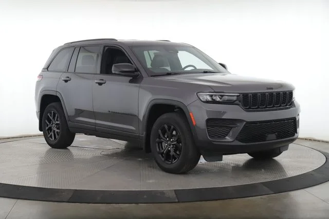 Used 2025 Gray Jeep Altitude image 2