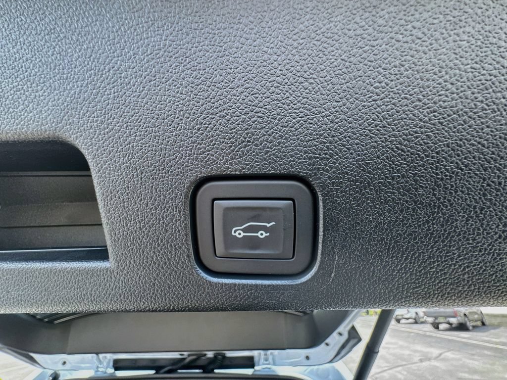 New 2027 Polar White Tricoat Chevrolet LT image 39
