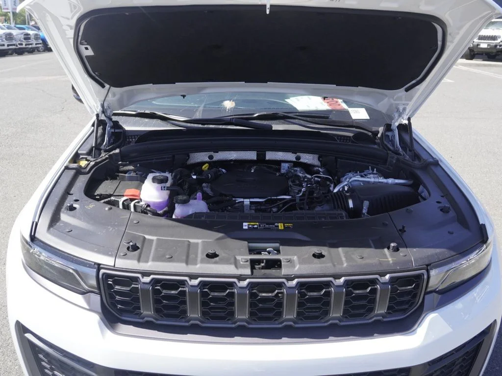 New 2026 Bright White Clear-Coat Exterior Paint Jeep Laredo Altitude image 27