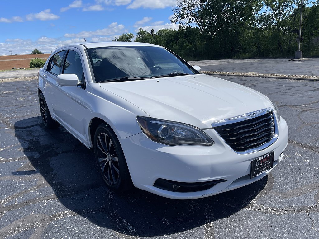 Used 2014 Chrysler 200 Limited with VIN 1C3CCBCG8EN135394 for sale in Warren, OH