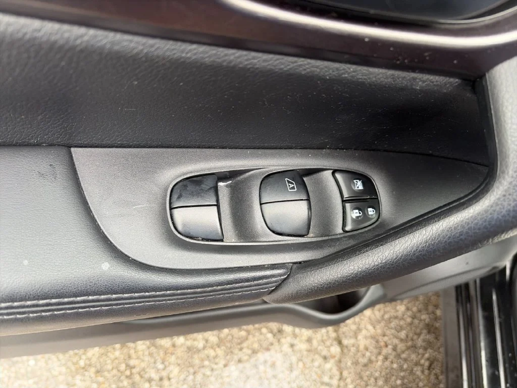 Used 2018 Black Nissan S image 13