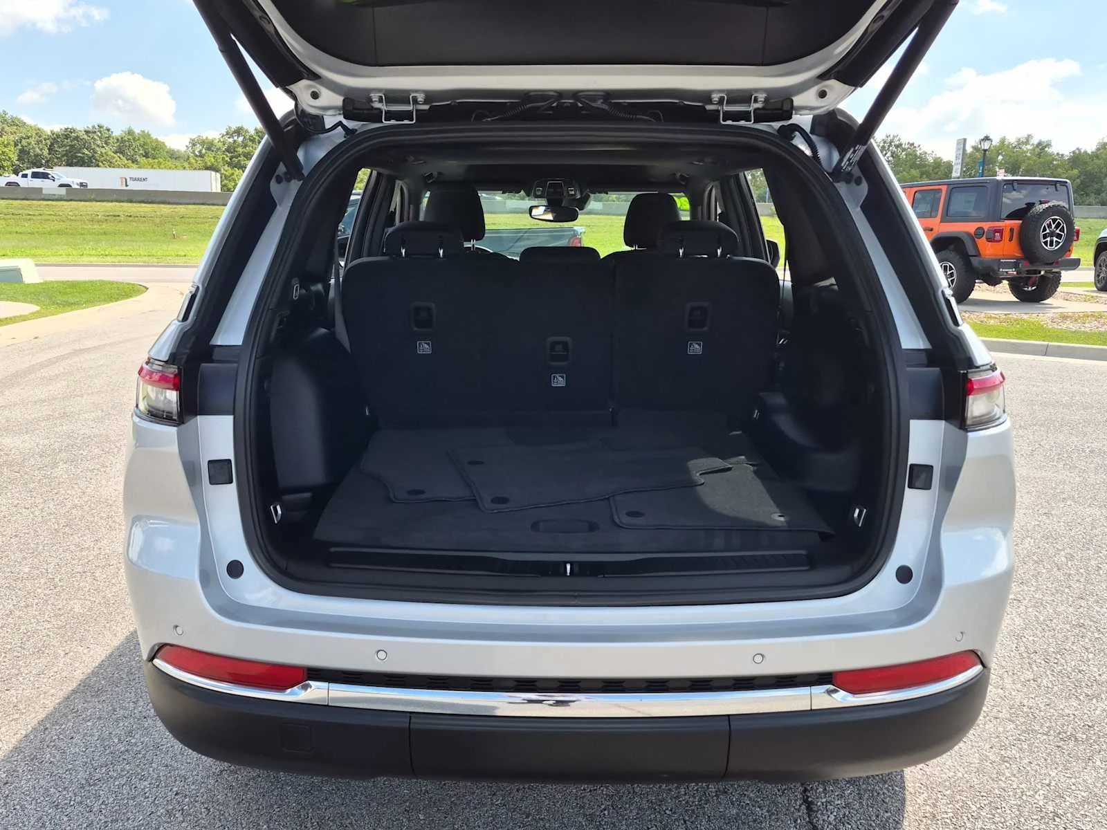 Used 2024 Silver Zynith Jeep Laredo X image 10