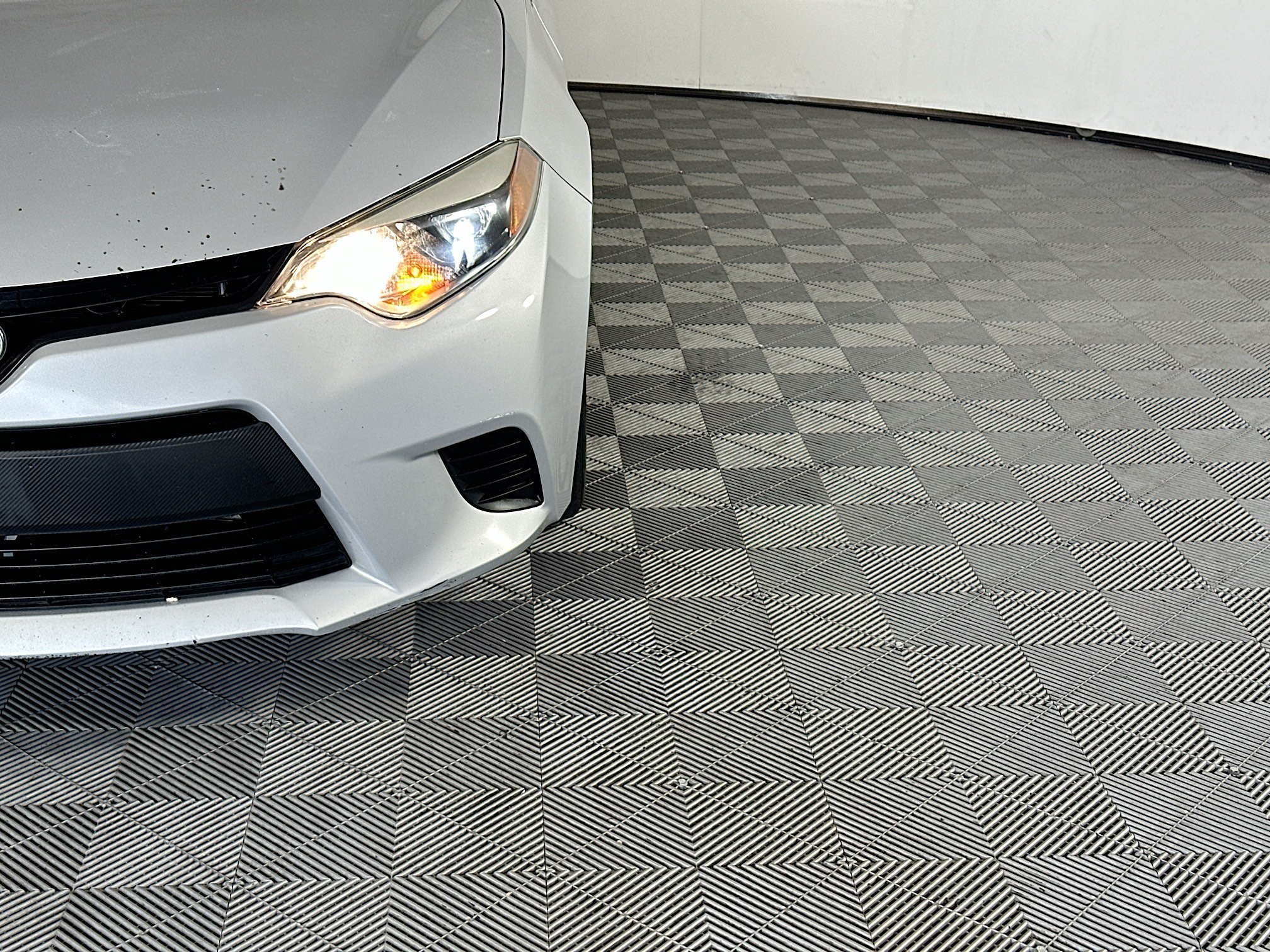 Used 2014 Classic Silver Metallic Toyota LE image 9