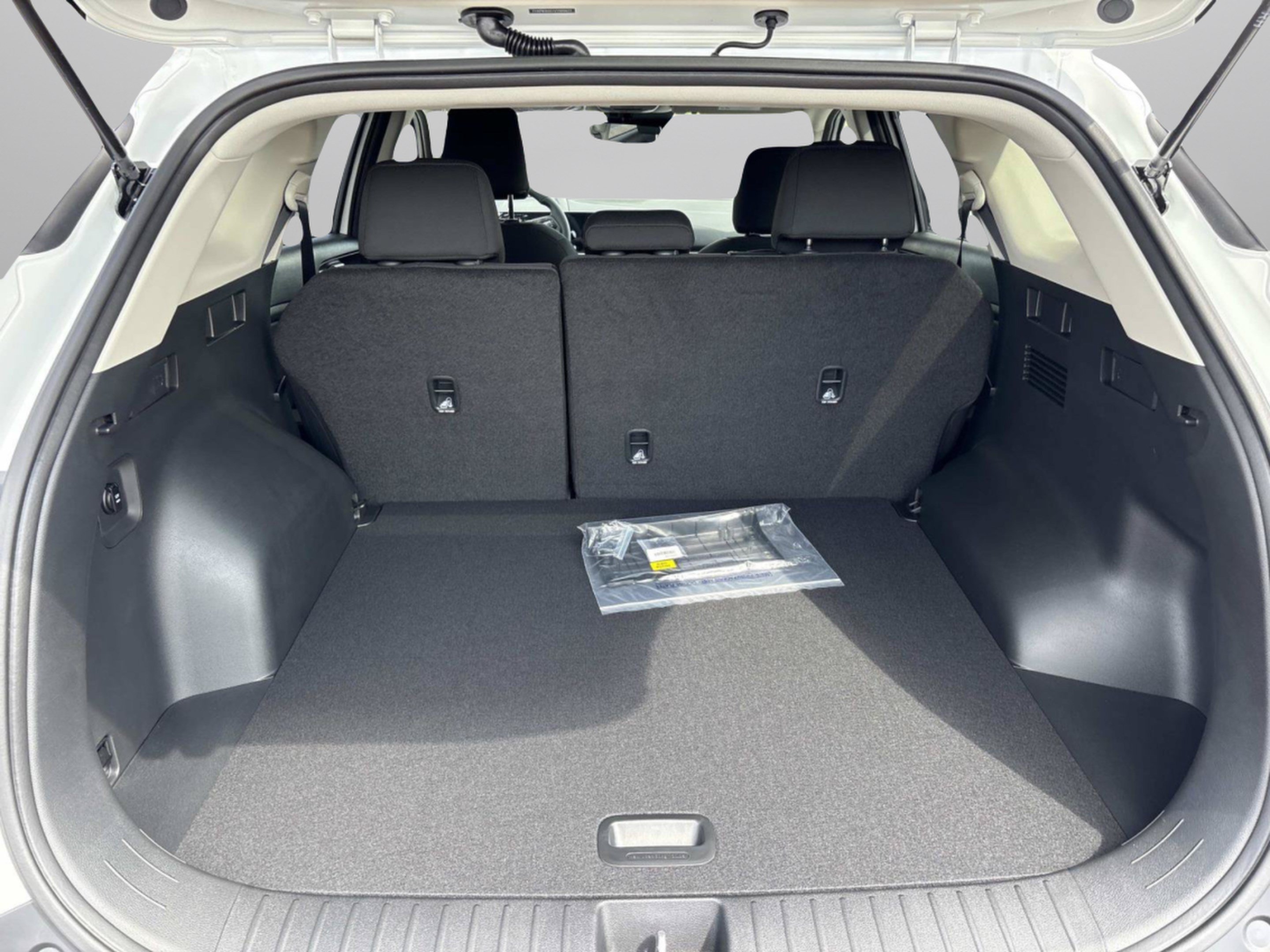 New 2027 Snow White Pearl Kia LX image 9