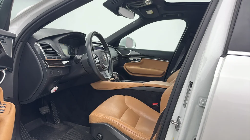 Used 2019 White Volvo T6 Momentum image 17