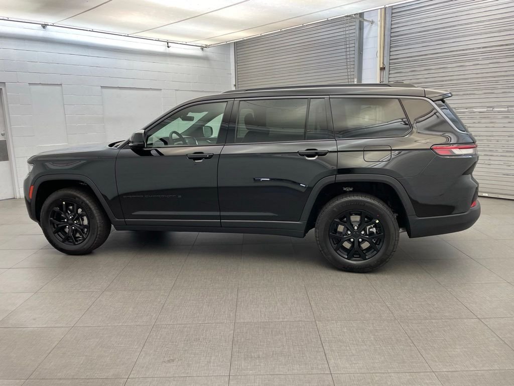 New 2026 Diamond Black Crystal Pearl-Coat Exterior Paint Jeep Altitude image 5