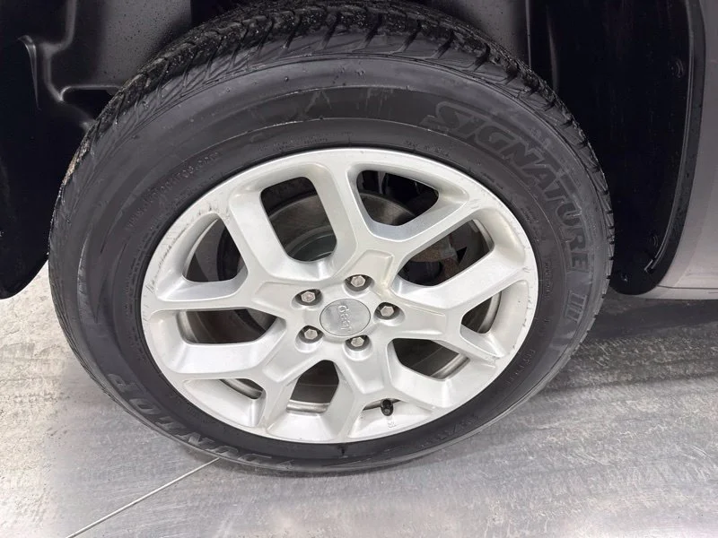Used 2018 Red Jeep Latitude image 8