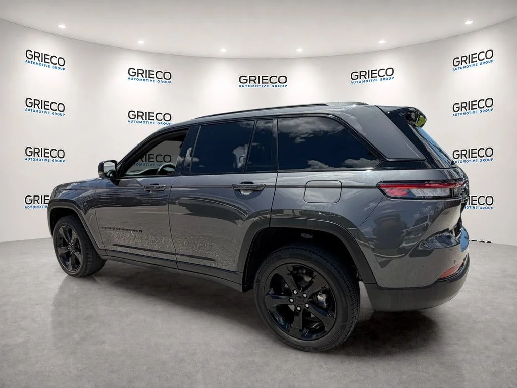 Used 2022 Gray Jeep Altitude image 10