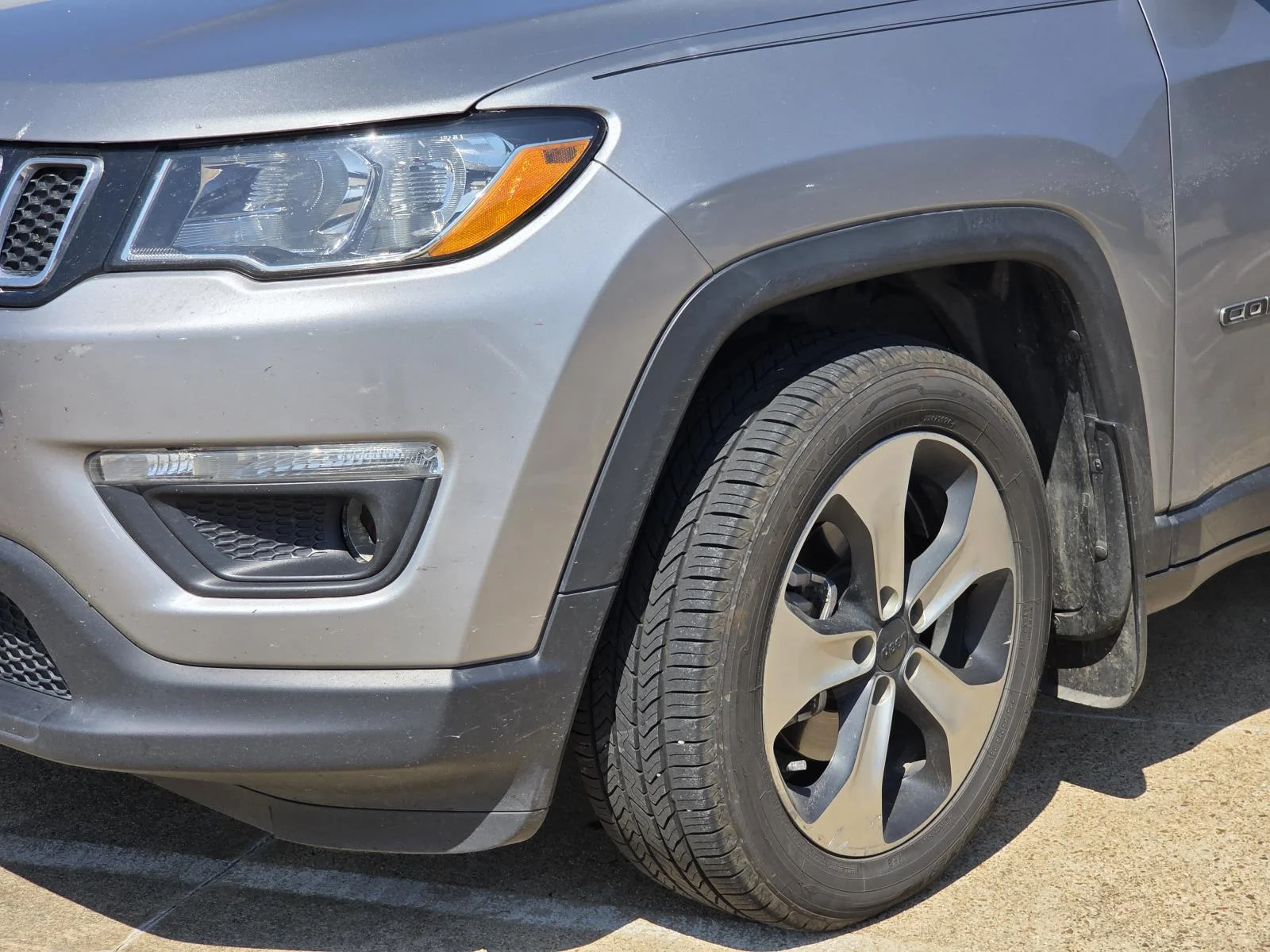 Used 2018 Olive Green Pearlcoat Jeep Latitude image 2