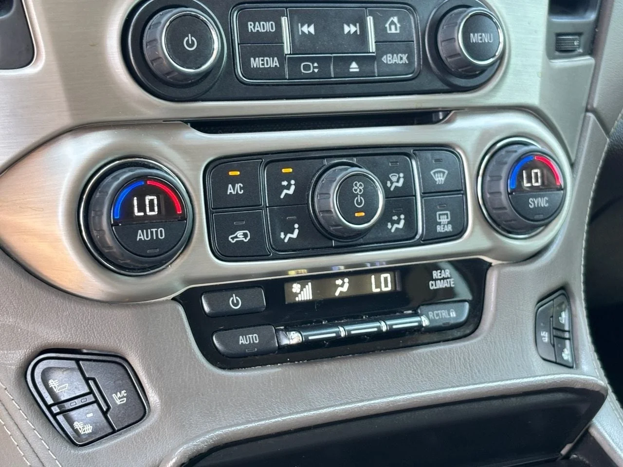 Used 2015 White Diamond Clearcoat GMC Denali image 26