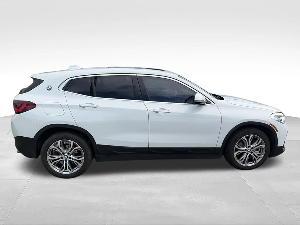 Used 2022 White BMW sDrive28i image 7
