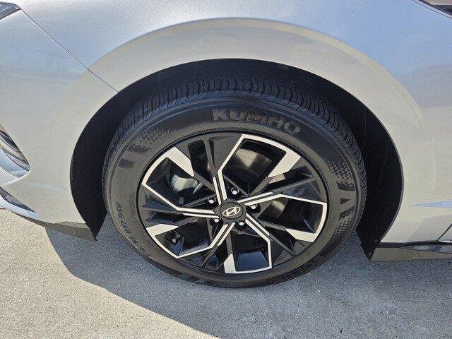 Used 2025 Aero Silver Hyundai SEL image 11