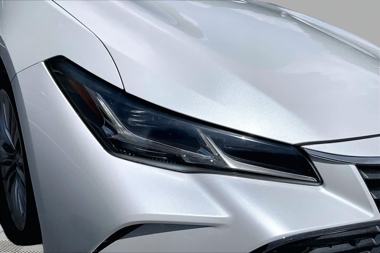 Used 2020 Wind Chill Pearl Toyota Hybrid Limited image 55