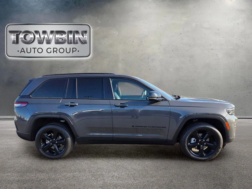 Used 2025 Gray Jeep Limited image 3