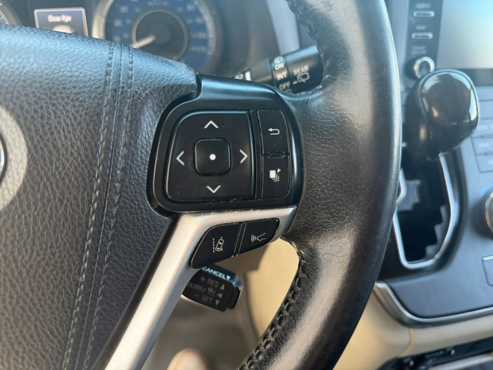 Used 2018 Super White Toyota XLE Premium image 12