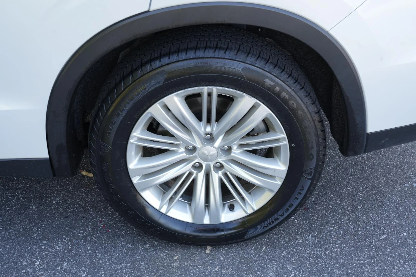 Used 2024 Silver Mitsubishi ES image 34