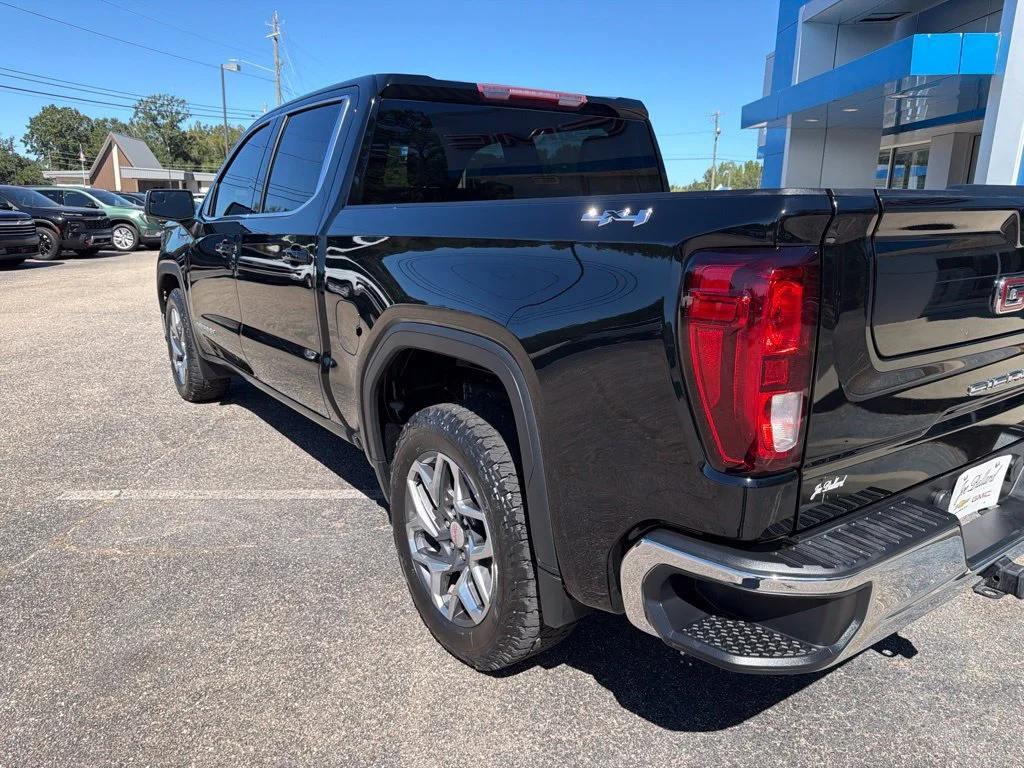 Used 2022 ONYX BLACK GMC SLE image 3