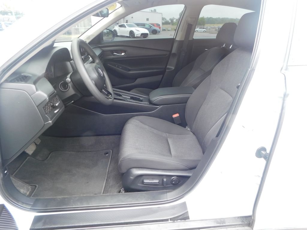 Used 2025 White Honda SE image 13