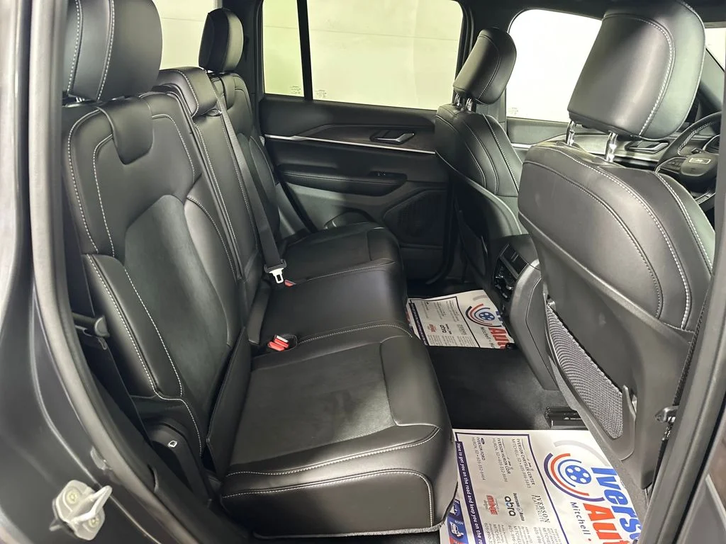 New 2026 Baltic Gray Metallic Clear-Coat Exterior Paint Jeep Altitude image 31