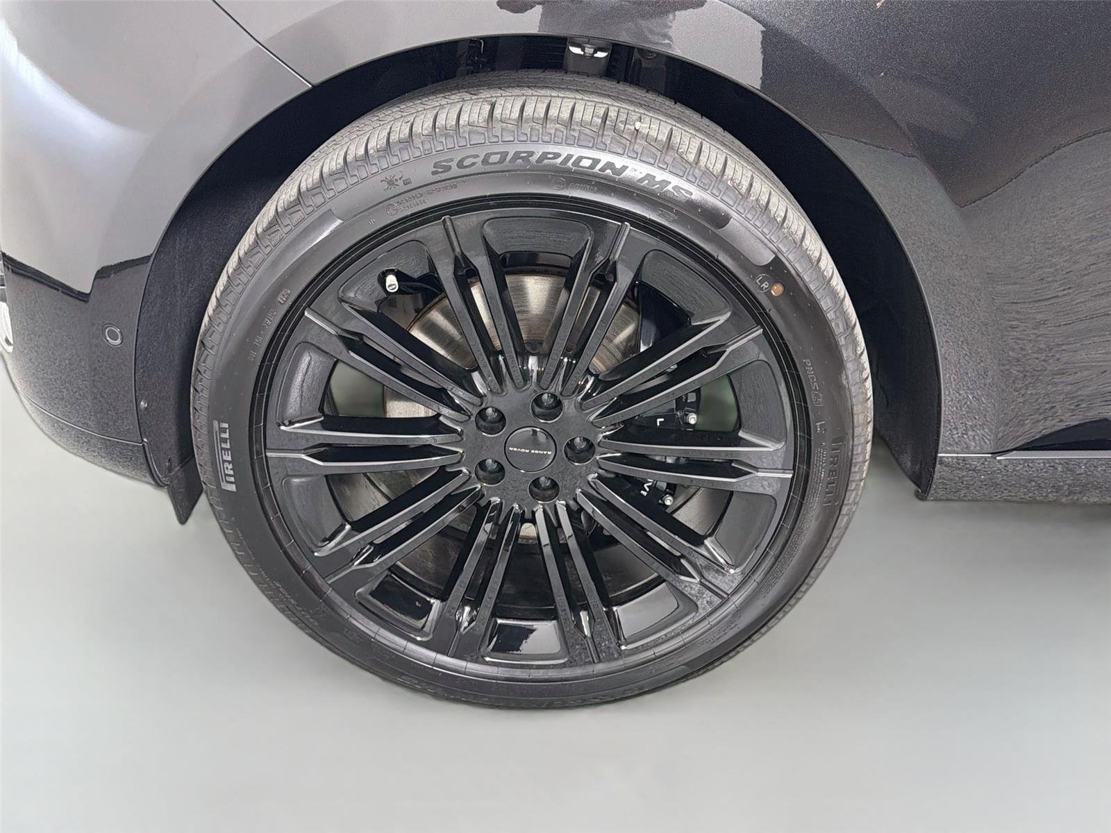 New 2026 Fuji White Land Rover SE image 32
