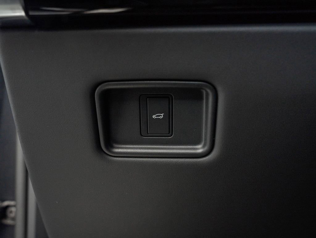 Used 2025 Carpathian Grey Premium Metallic Land Rover SE image 42