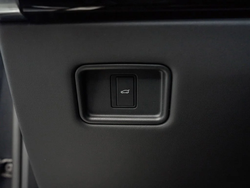 Used 2025 Carpathian Grey Premium Metallic Land Rover SE image 42