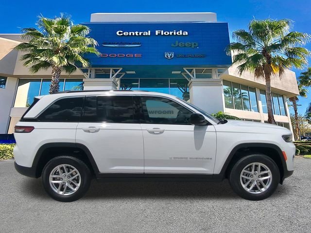 New 2026 Bright White Clear-Coat Exterior Paint Jeep Laredo X image 4