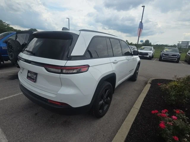 Used 2024 White Jeep Altitude X image 7