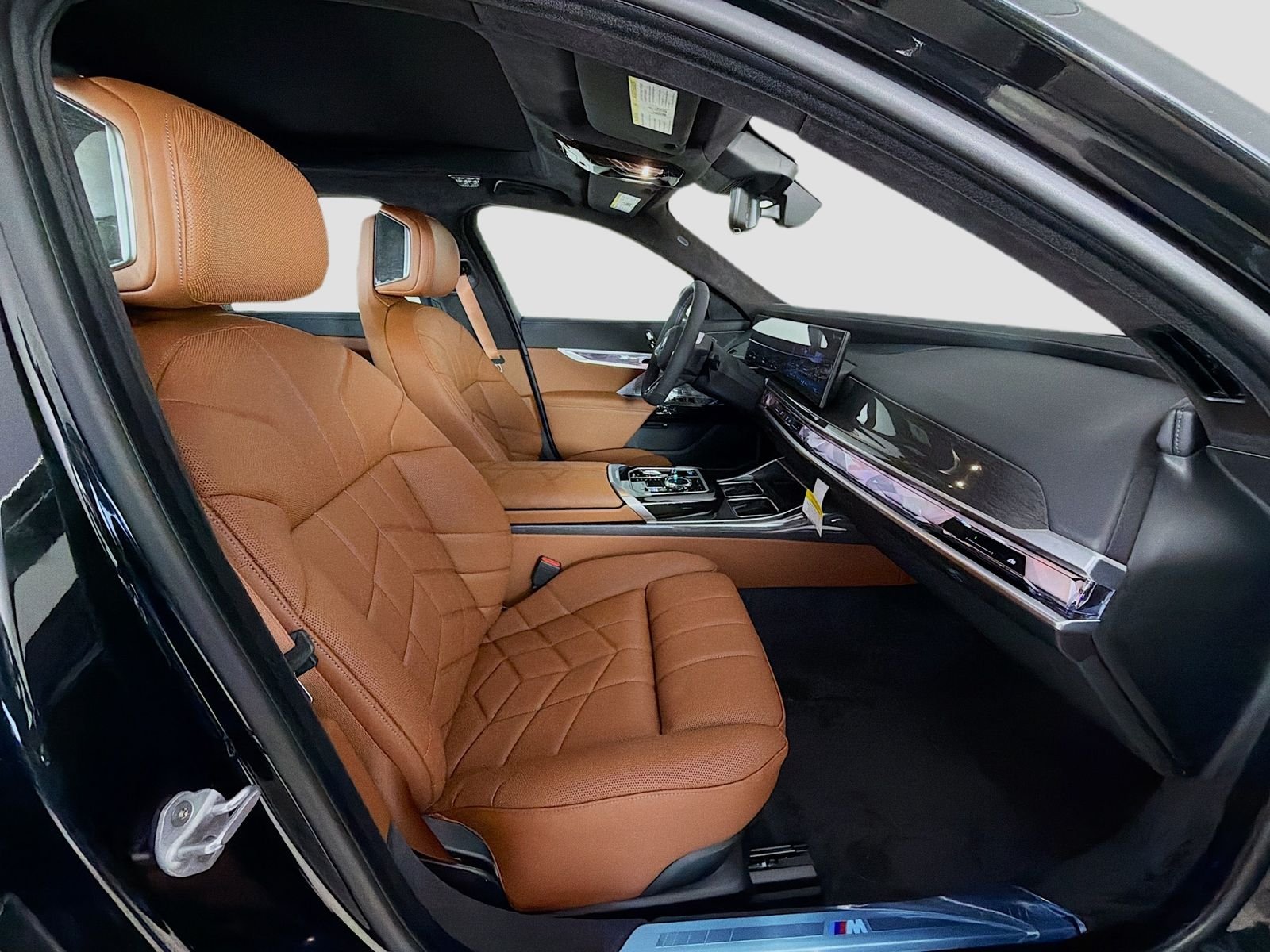 New 2026 Black Sapphire Metallic BMW M70 image 30