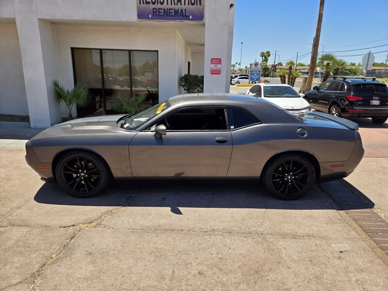 Used 2017 Granite Pearlcoat Dodge SXT image 2