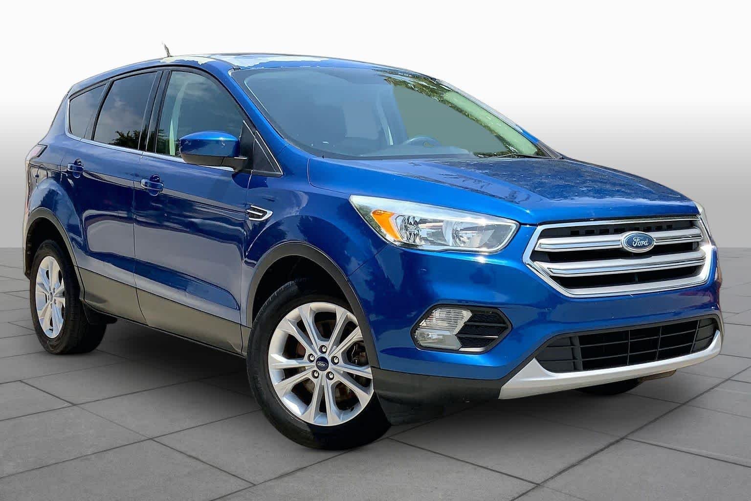 Used 2017 Lightning Blue Metallic Ford SE image 3