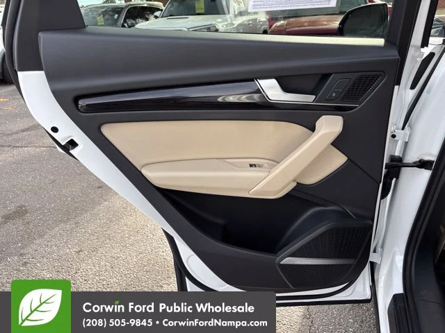 Used 2010 White Audi  image 28