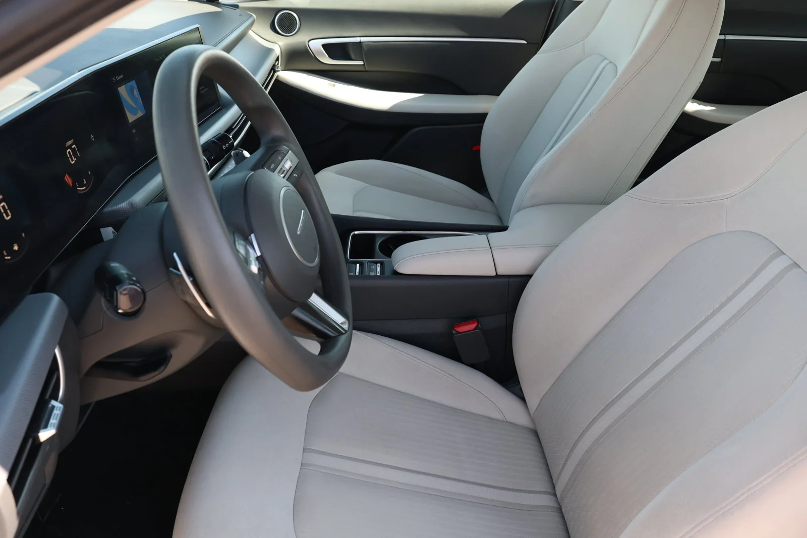 Used 2025 White Hyundai SEL image 14