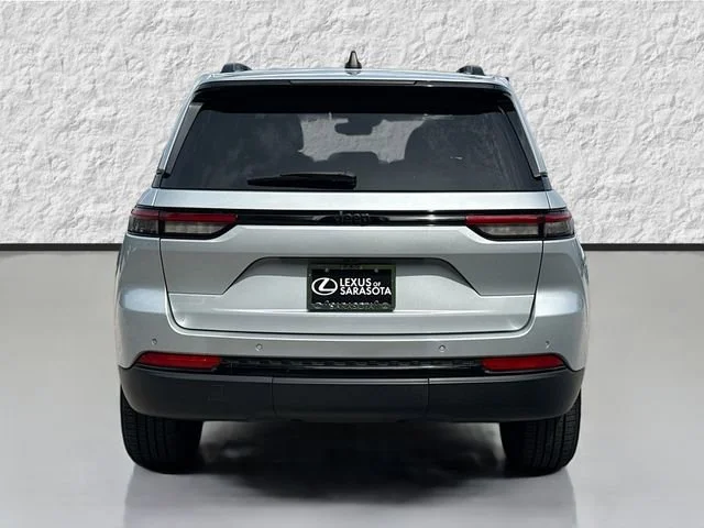 Used 2024 Silver Zynith Jeep Altitude image 4
