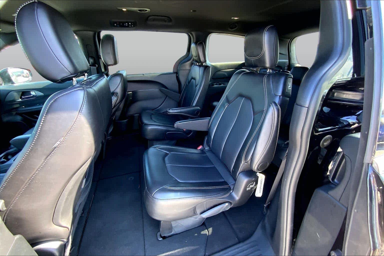 Used 2025 Diamond Black Crystal Pearlcoat Chrysler Select image 20