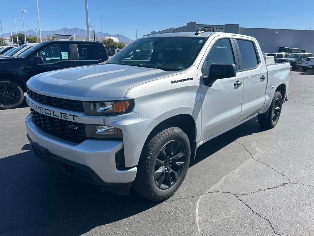 Used 2022 Silver Ice Metallic Chevrolet Custom image 4