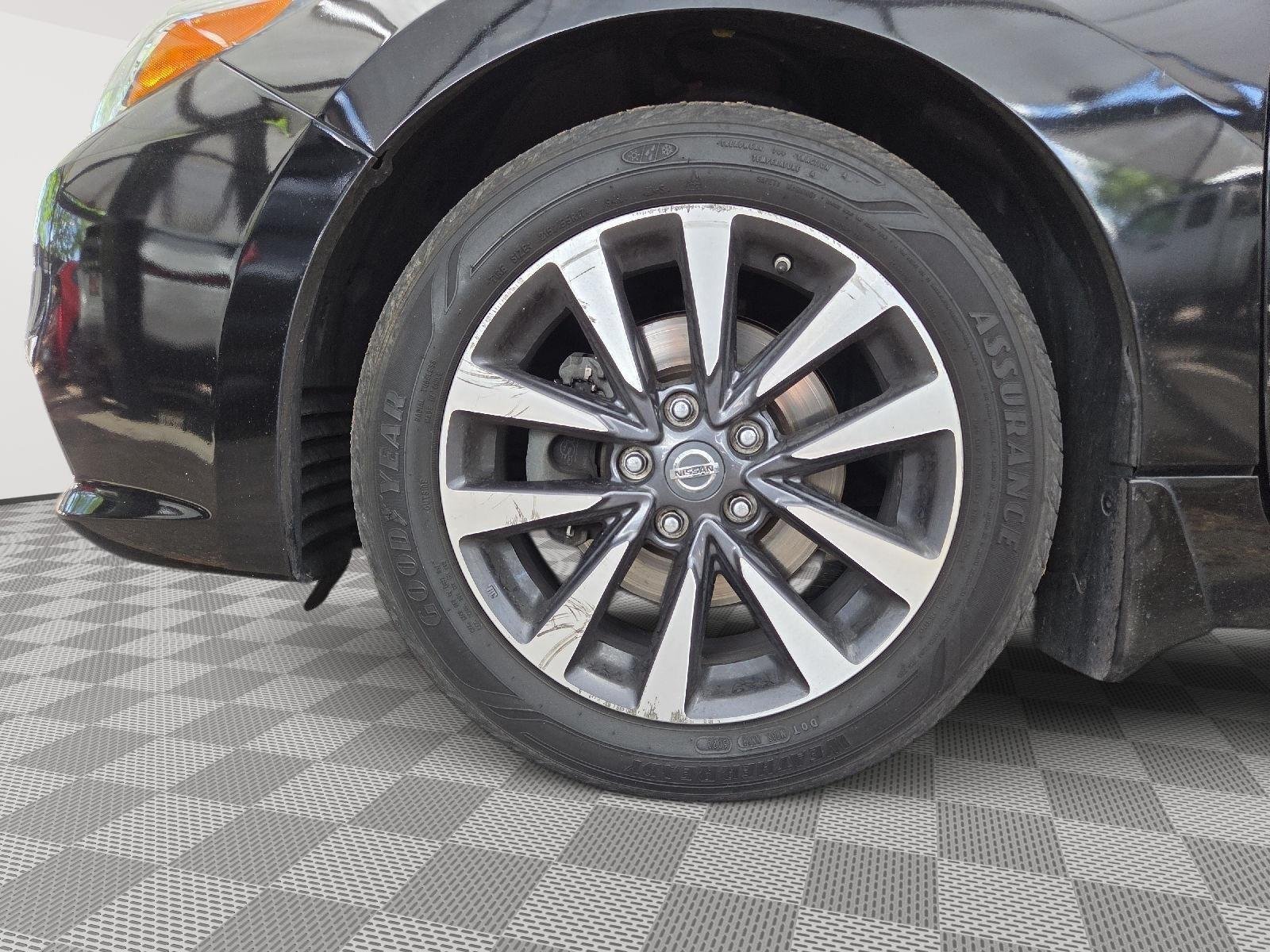 Used 2017 Super Black Nissan 2.5 SV image 16