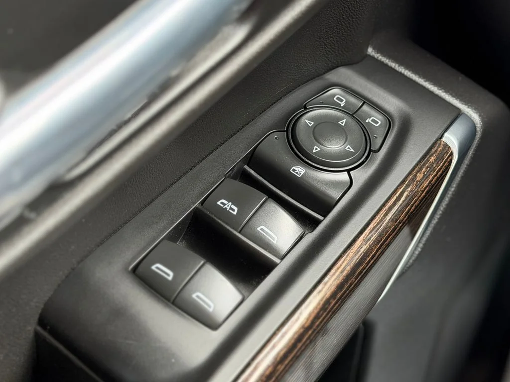 Used 2022 White GMC Elevation image 23