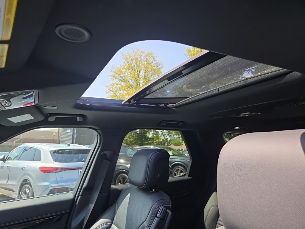 Used 2023 Fuji White Land Rover S R-Dynamic image 7