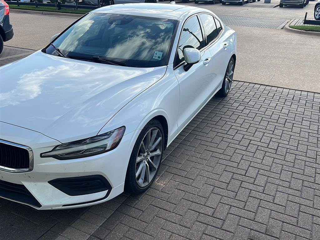 Used 2019 Crystal White Pearl Metallic Volvo Momentum image 1