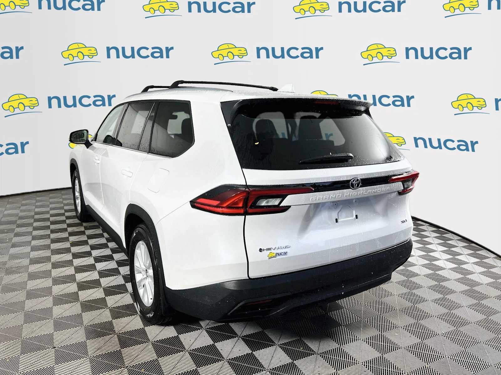 Used 2026 Wind Chill Pearl Toyota Hybrid XLE image 5