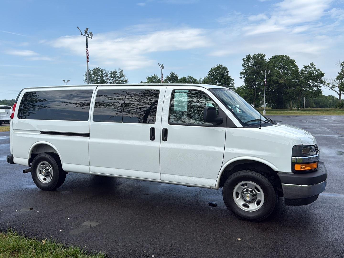 Used 2025 Summit White Chevrolet LT image 4