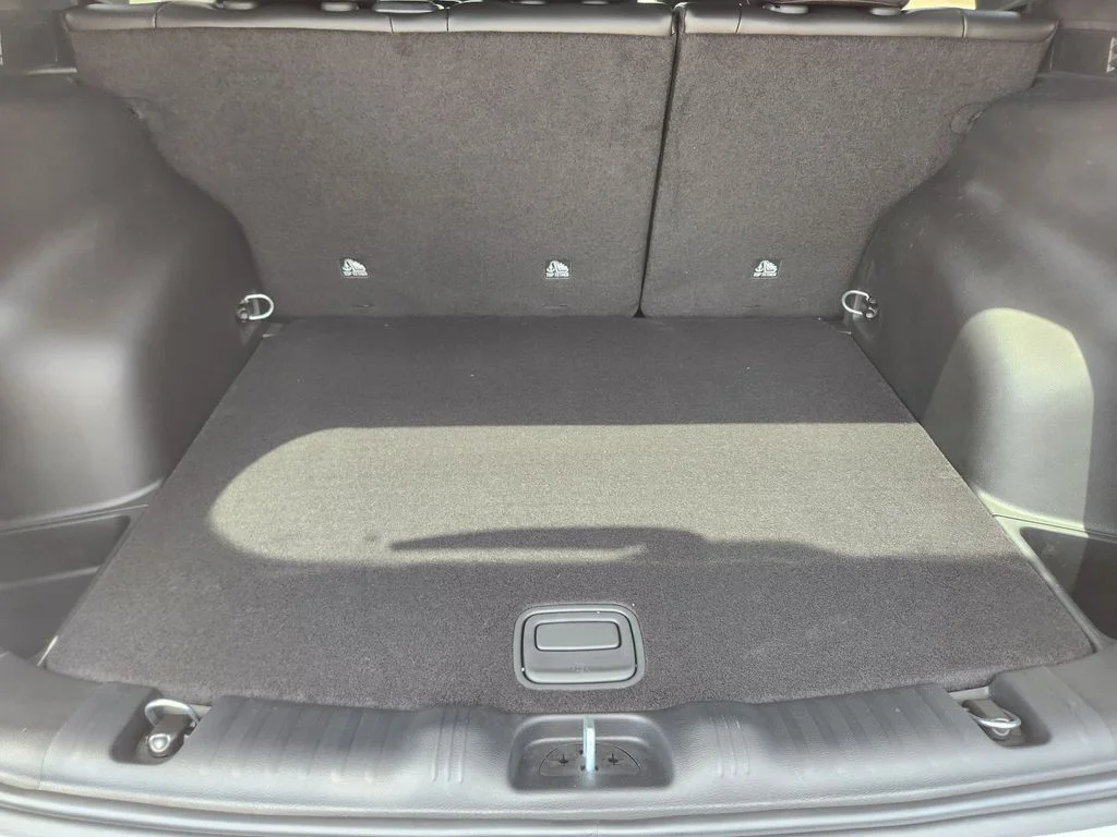 New 2026 Bright White Clear-Coat Exterior Paint Jeep Latitude image 22