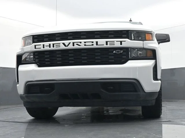 Used 2022 White Chevrolet Custom image 42