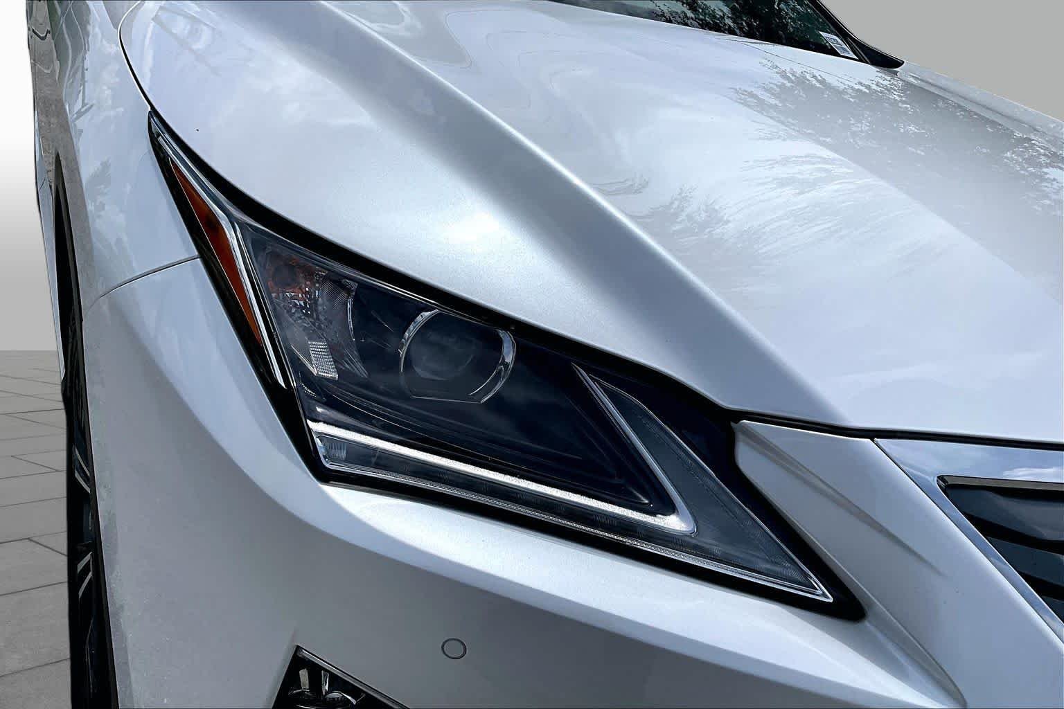 Used 2019 Eminent White Pearl Lexus Premium image 28