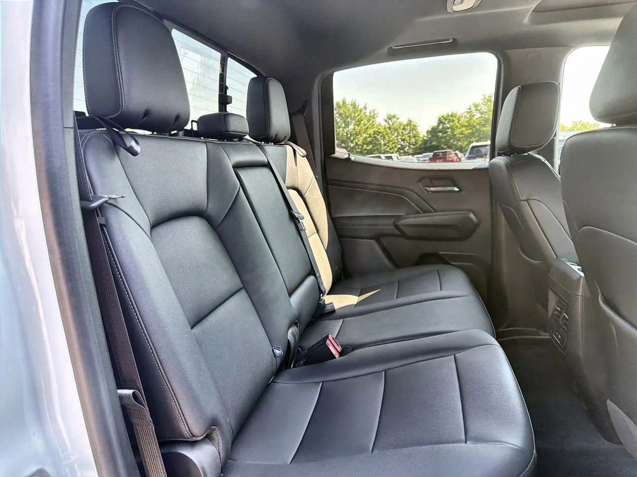 Used 2025 Summit White GMC Elevation image 22